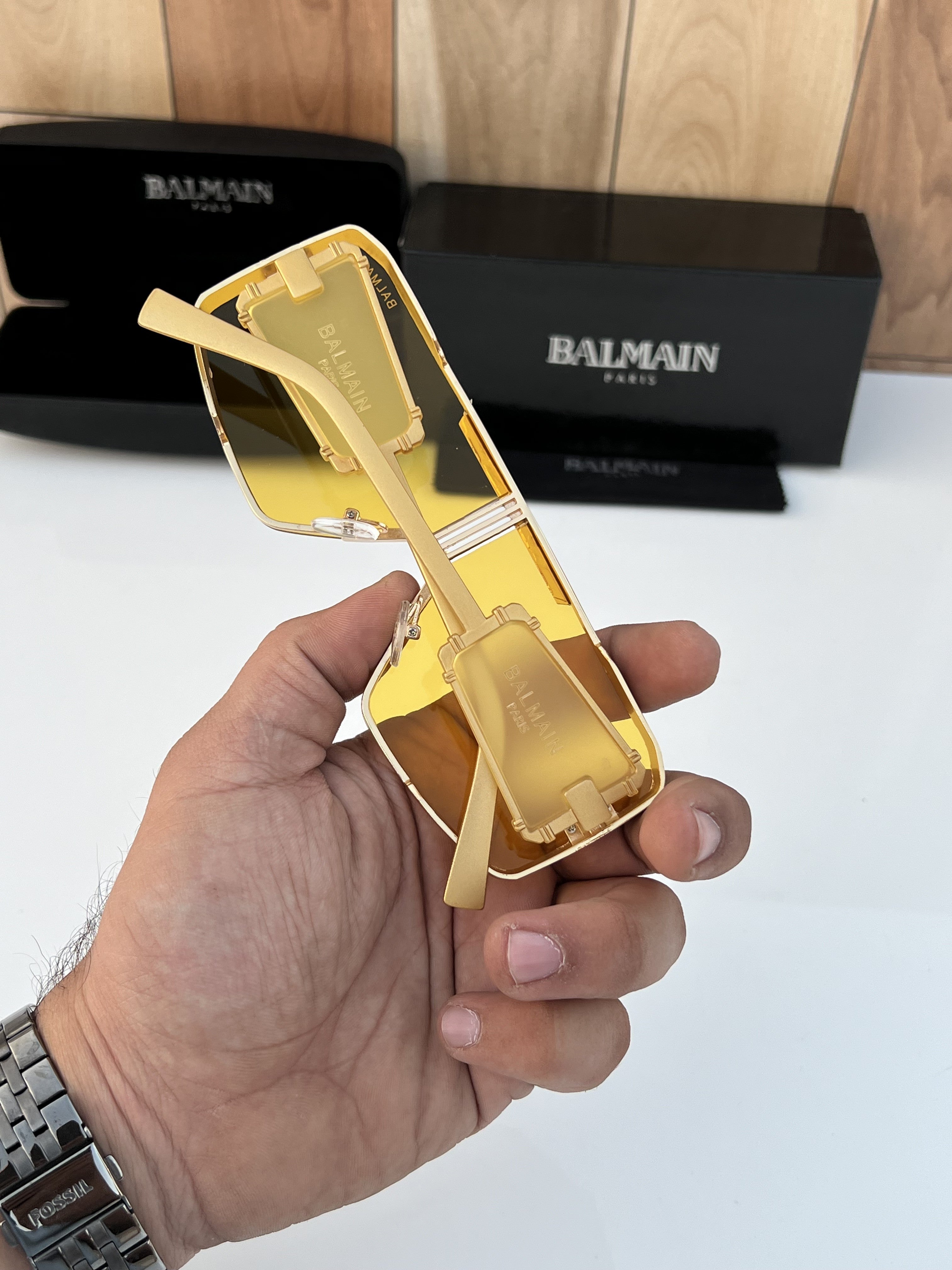 Bal_main_98196_gold_yellow